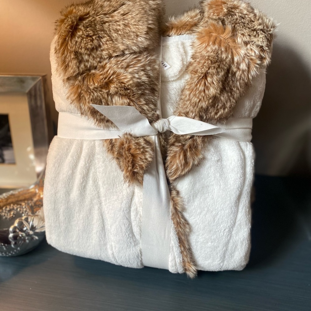 Pottery Barn Faux Fur Ombré robe. Caramel color, size Small. NWOT
